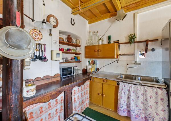 Celoročne obývateľná chalupa na Záhorí vo vidieckom štýle: • 3 izbová rekreačná nehnuteľnosť s veľkým slnečným pozemkom