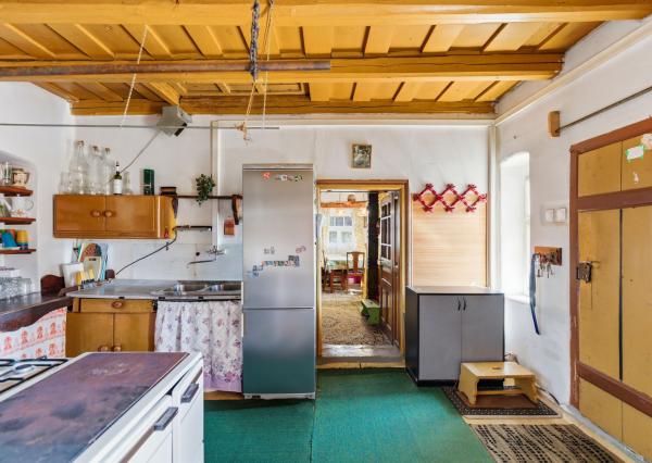 Celoročne obývateľná chalupa na Záhorí vo vidieckom štýle: • 3 izbová rekreačná nehnuteľnosť s veľkým slnečným pozemkom