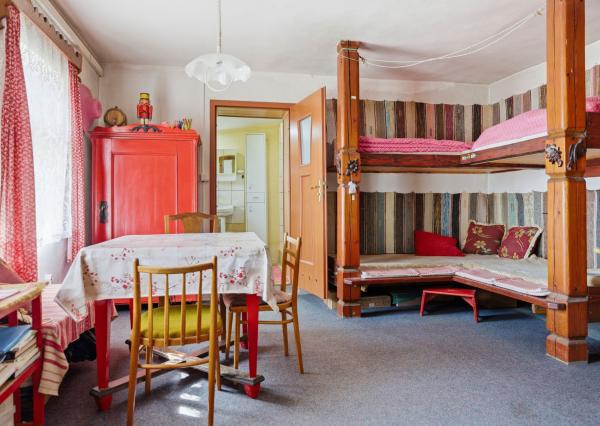 Celoročne obývateľná chalupa na Záhorí vo vidieckom štýle: • 3 izbová rekreačná nehnuteľnosť s veľkým slnečným pozemkom