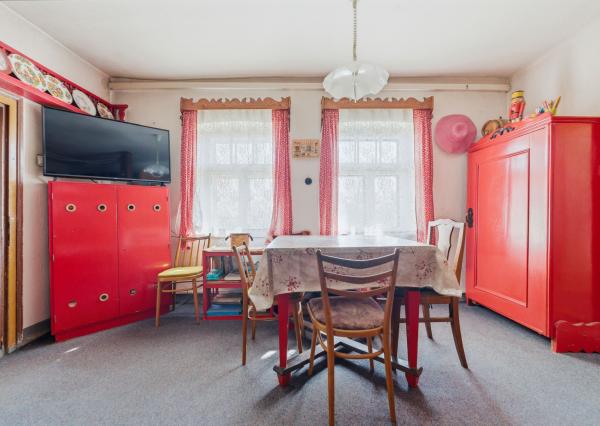 Celoročne obývateľná chalupa na Záhorí vo vidieckom štýle: • 3 izbová rekreačná nehnuteľnosť s veľkým slnečným pozemkom