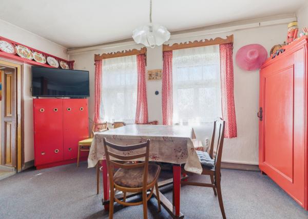 Celoročne obývateľná chalupa na Záhorí vo vidieckom štýle: • 3 izbová rekreačná nehnuteľnosť s veľkým slnečným pozemkom