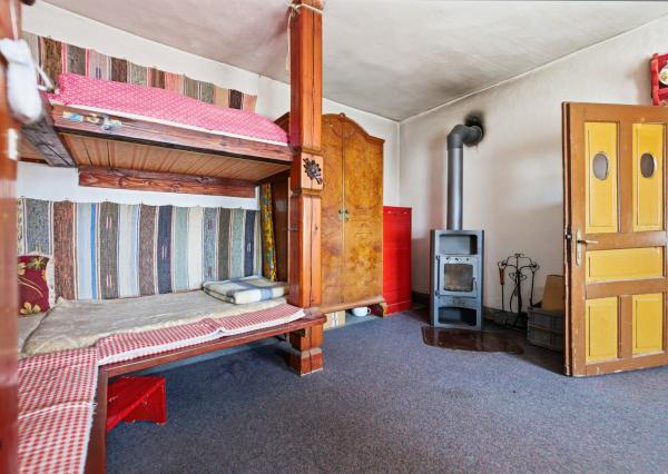 Celoročne obývateľná chalupa na Záhorí vo vidieckom štýle: • 3 izbová rekreačná nehnuteľnosť s veľkým slnečným pozemkom