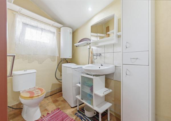 Celoročne obývateľná chalupa na Záhorí vo vidieckom štýle: • 3 izbová rekreačná nehnuteľnosť s veľkým slnečným pozemkom