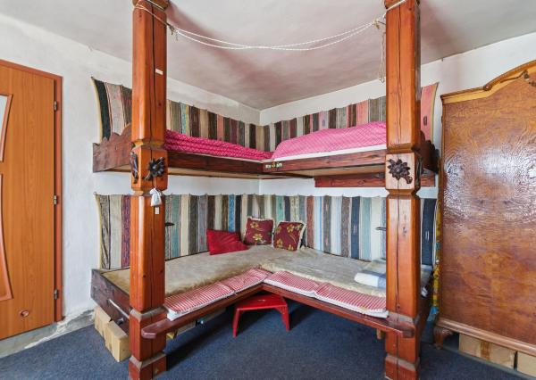 Celoročne obývateľná chalupa na Záhorí vo vidieckom štýle: • 3 izbová rekreačná nehnuteľnosť s veľkým slnečným pozemkom