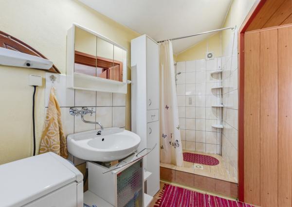 Celoročne obývateľná chalupa na Záhorí vo vidieckom štýle: • 3 izbová rekreačná nehnuteľnosť s veľkým slnečným pozemkom