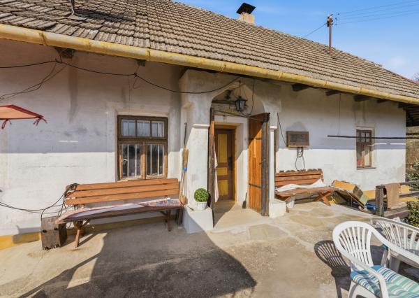 Celoročne obývateľná chalupa na Záhorí vo vidieckom štýle: • 3 izbová rekreačná nehnuteľnosť s veľkým slnečným pozemkom