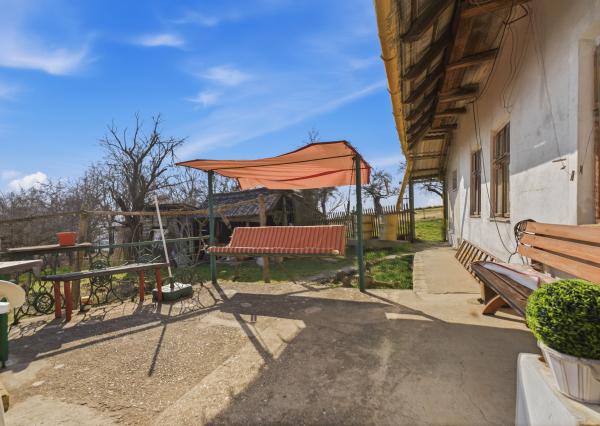 Celoročne obývateľná chalupa na Záhorí vo vidieckom štýle: • 3 izbová rekreačná nehnuteľnosť s veľkým slnečným pozemkom