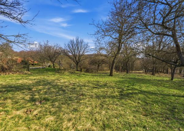 Celoročne obývateľná chalupa na Záhorí vo vidieckom štýle: • 3 izbová rekreačná nehnuteľnosť s veľkým slnečným pozemkom