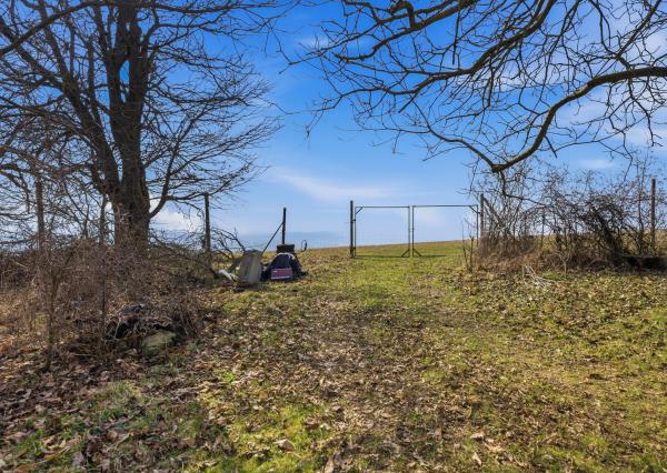 Celoročne obývateľná chalupa na Záhorí vo vidieckom štýle: • 3 izbová rekreačná nehnuteľnosť s veľkým slnečným pozemkom