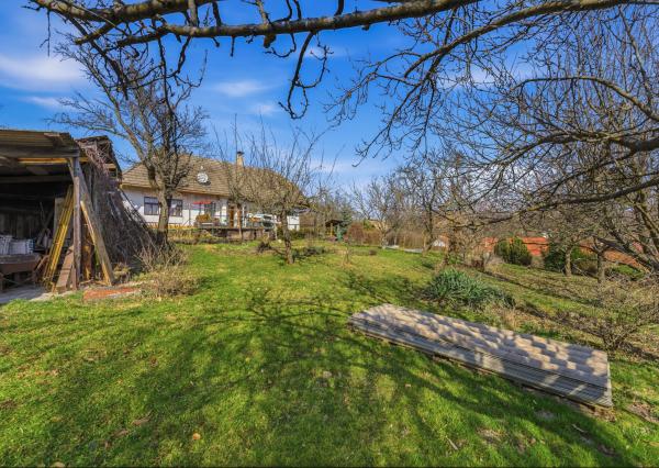 Celoročne obývateľná chalupa na Záhorí vo vidieckom štýle: • 3 izbová rekreačná nehnuteľnosť s veľkým slnečným pozemkom