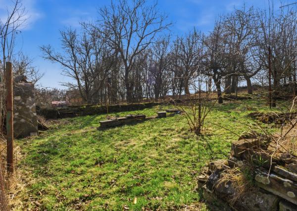 Celoročne obývateľná chalupa na Záhorí vo vidieckom štýle: • 3 izbová rekreačná nehnuteľnosť s veľkým slnečným pozemkom