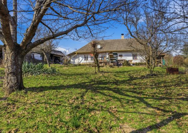 Celoročne obývateľná chalupa na Záhorí vo vidieckom štýle: • 3 izbová rekreačná nehnuteľnosť s veľkým slnečným pozemkom