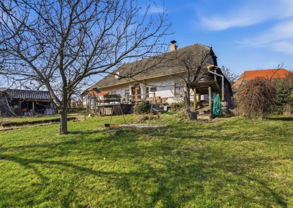 Celoročne obývateľná chalupa na Záhorí vo vidieckom štýle: • 3 izbová rekreačná nehnuteľnosť s veľkým slnečným pozemkom