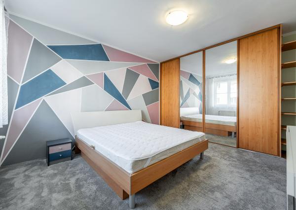 Ponúkame Vám na prenájom veľmi pekný 2 izbový byt  s parkovacím miestom v Košiciach na ulici Rastislavova