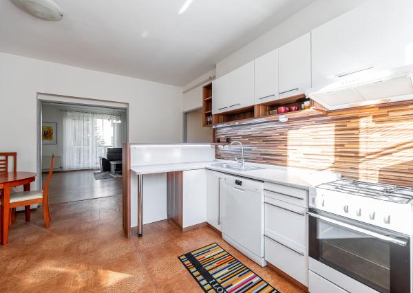 Ponúkame Vám na prenájom veľmi pekný 2 izbový byt  s parkovacím miestom v Košiciach na ulici Rastislavova