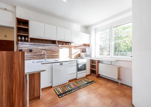 Ponúkame Vám na prenájom veľmi pekný 2 izbový byt  s parkovacím miestom v Košiciach na ulici Rastislavova