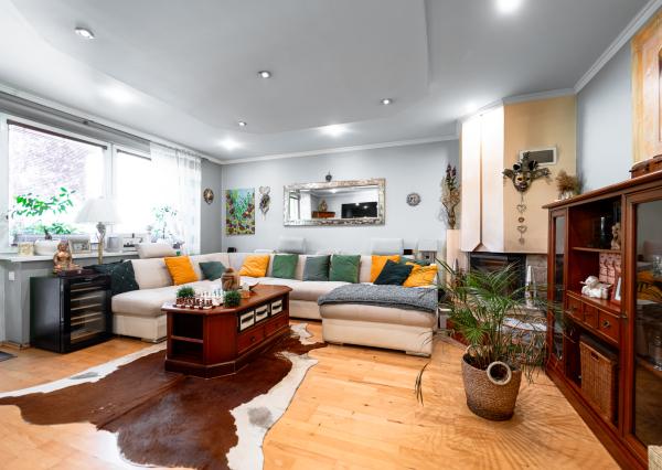 Ponúkam Vám na predaj priestranný rodinný dom v radovej zástavbe v mestskej časti Košice – Západ – Prievidzská ul.