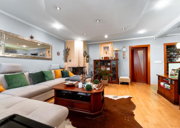 Ponúkam Vám na predaj priestranný rodinný dom v radovej zástavbe v mestskej časti Košice – Západ – Prievidzská ul.