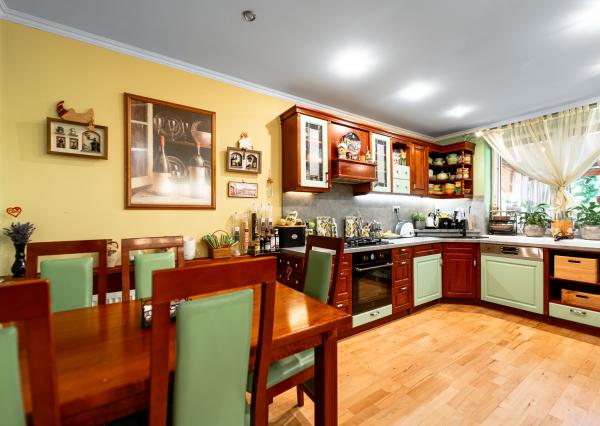 Ponúkam Vám na predaj priestranný rodinný dom v radovej zástavbe v mestskej časti Košice – Západ – Prievidzská ul.