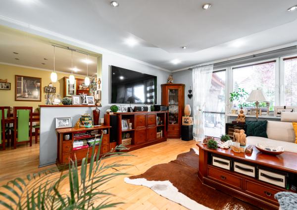 Ponúkam Vám na predaj priestranný rodinný dom v radovej zástavbe v mestskej časti Košice – Západ – Prievidzská ul.