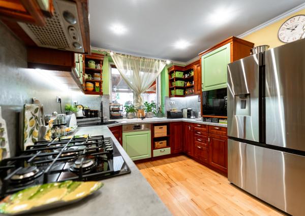 Ponúkam Vám na predaj priestranný rodinný dom v radovej zástavbe v mestskej časti Košice – Západ – Prievidzská ul.