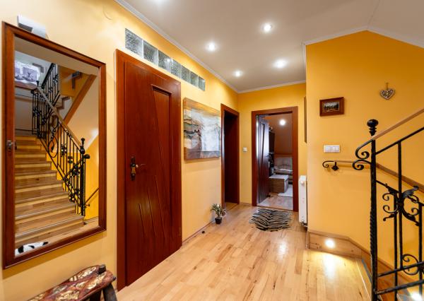 Ponúkam Vám na predaj priestranný rodinný dom v radovej zástavbe v mestskej časti Košice – Západ – Prievidzská ul.