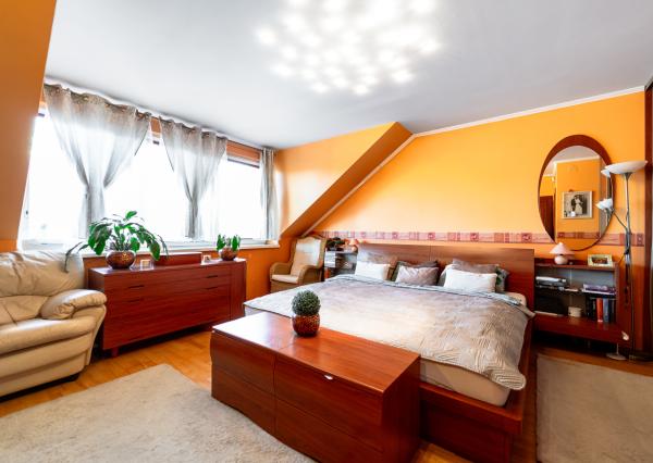 Ponúkam Vám na predaj priestranný rodinný dom v radovej zástavbe v mestskej časti Košice – Západ – Prievidzská ul.