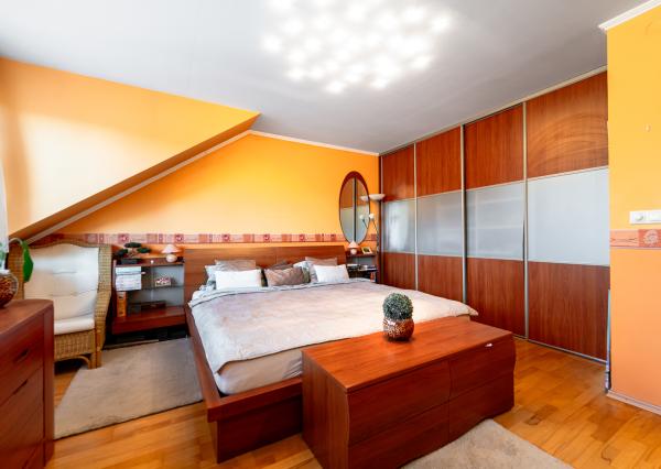 Ponúkam Vám na predaj priestranný rodinný dom v radovej zástavbe v mestskej časti Košice – Západ – Prievidzská ul.