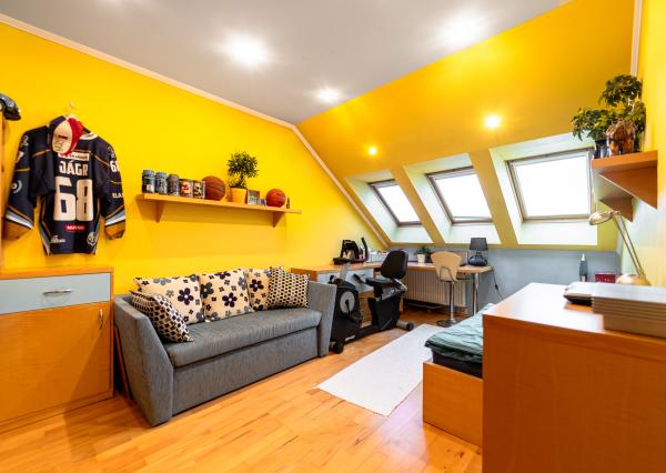 Ponúkam Vám na predaj priestranný rodinný dom v radovej zástavbe v mestskej časti Košice – Západ – Prievidzská ul.