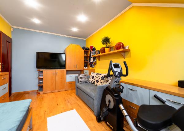 Ponúkam Vám na predaj priestranný rodinný dom v radovej zástavbe v mestskej časti Košice – Západ – Prievidzská ul.