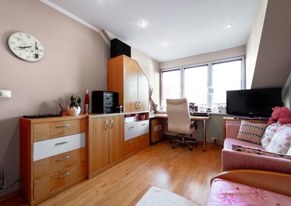 Ponúkam Vám na predaj priestranný rodinný dom v radovej zástavbe v mestskej časti Košice – Západ – Prievidzská ul.