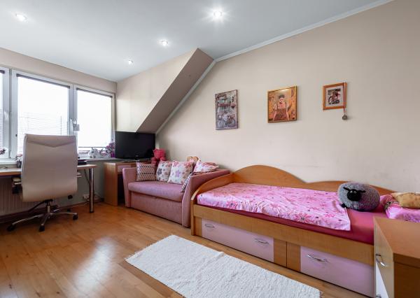 Ponúkam Vám na predaj priestranný rodinný dom v radovej zástavbe v mestskej časti Košice – Západ – Prievidzská ul.