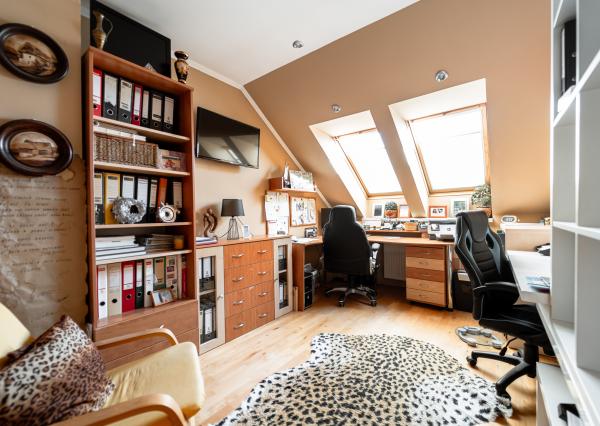 Ponúkam Vám na predaj priestranný rodinný dom v radovej zástavbe v mestskej časti Košice – Západ – Prievidzská ul.