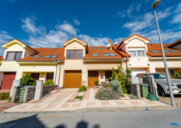 Ponúkam Vám na predaj priestranný rodinný dom v radovej zástavbe v mestskej časti Košice – Západ – Prievidzská ul.