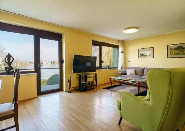 Na PREDAJ priestranný 6-izbový dom v exkluzívnej prvej línii na Slnečných jazerách – JUH