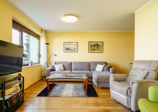 Na PREDAJ priestranný 6-izbový dom v exkluzívnej prvej línii na Slnečných jazerách – JUH