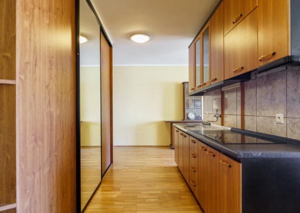 Na PREDAJ priestranný 6-izbový dom v exkluzívnej prvej línii na Slnečných jazerách – JUH