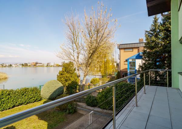 Na PREDAJ priestranný 6-izbový dom v exkluzívnej prvej línii na Slnečných jazerách – JUH