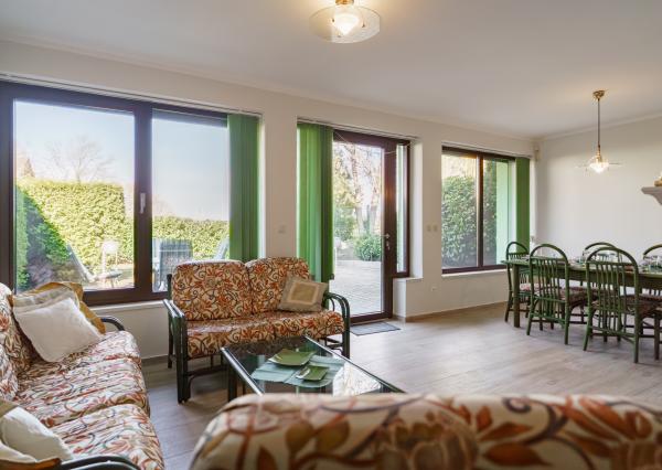 Na PREDAJ priestranný 6-izbový dom v exkluzívnej prvej línii na Slnečných jazerách – JUH