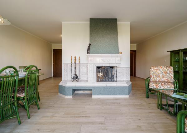 Na PREDAJ priestranný 6-izbový dom v exkluzívnej prvej línii na Slnečných jazerách – JUH