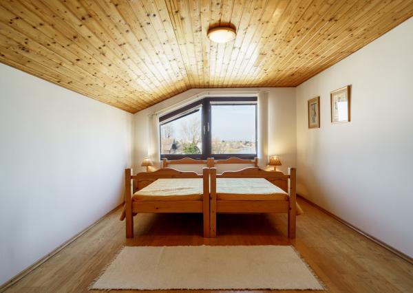 Na PREDAJ priestranný 6-izbový dom v exkluzívnej prvej línii na Slnečných jazerách – JUH