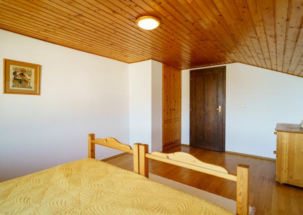 Na PREDAJ priestranný 6-izbový dom v exkluzívnej prvej línii na Slnečných jazerách – JUH