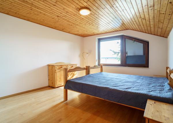 Na PREDAJ priestranný 6-izbový dom v exkluzívnej prvej línii na Slnečných jazerách – JUH