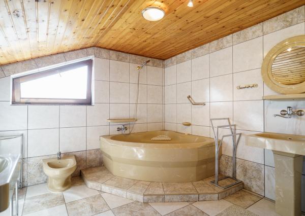 Na PREDAJ priestranný 6-izbový dom v exkluzívnej prvej línii na Slnečných jazerách – JUH