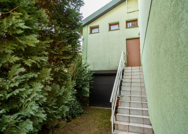 Na PREDAJ priestranný 6-izbový dom v exkluzívnej prvej línii na Slnečných jazerách – JUH