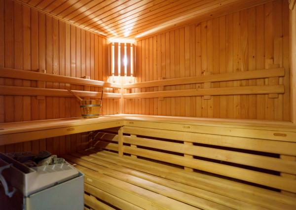 Na PREDAJ priestranný 6-izbový dom v exkluzívnej prvej línii na Slnečných jazerách – JUH