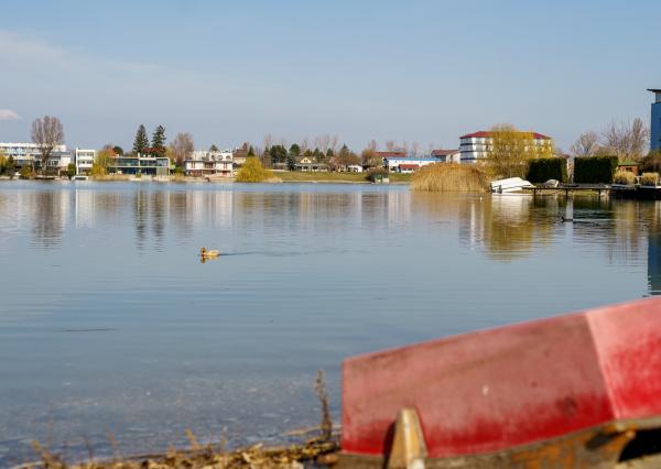 Na PREDAJ priestranný 6-izbový dom v exkluzívnej prvej línii na Slnečných jazerách – JUH