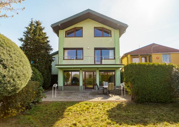 Na PREDAJ priestranný 6-izbový dom v exkluzívnej prvej línii na Slnečných jazerách – JUH