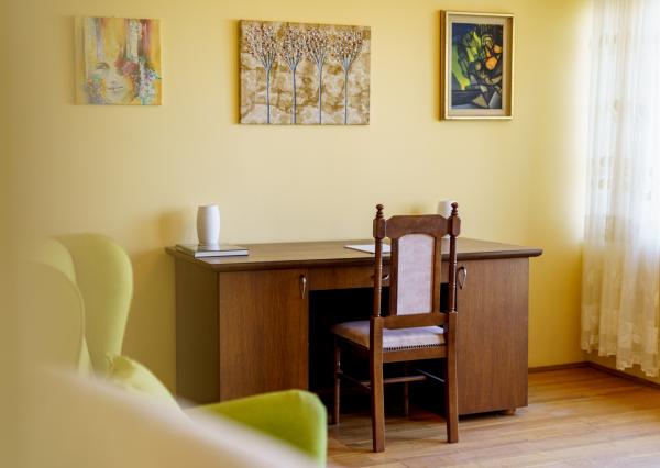 Na PREDAJ priestranný 6-izbový dom v exkluzívnej prvej línii na Slnečných jazerách – JUH