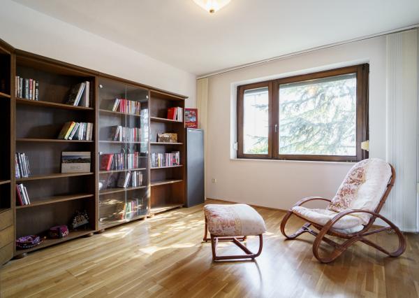 Na PREDAJ priestranný 6-izbový dom v exkluzívnej prvej línii na Slnečných jazerách – JUH